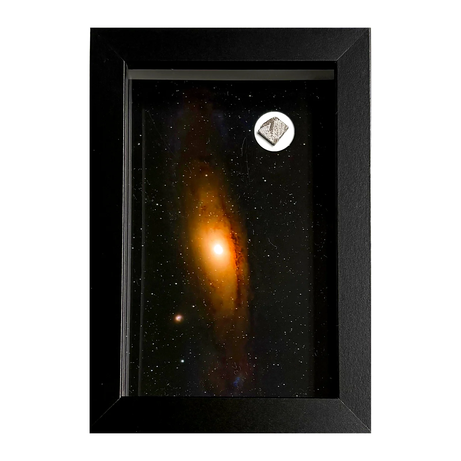 Tableau galaxie dorée avec météorite Aletai – cadre profondeur