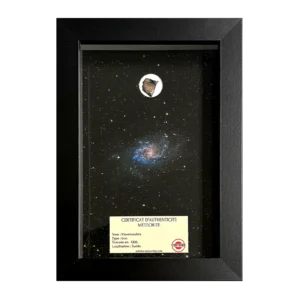 Tableau galaxie du Triangle avec météorite Muonionalusta – cadre profondeur