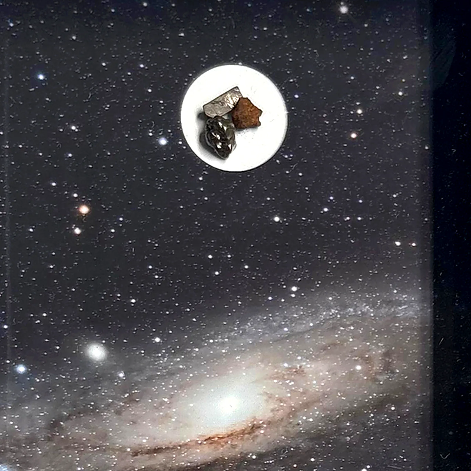 Tableau galaxie spirale – Andromède, météorites Campo del Cielo, Gebel Kamil et Aletai – gros plan sur la météorite