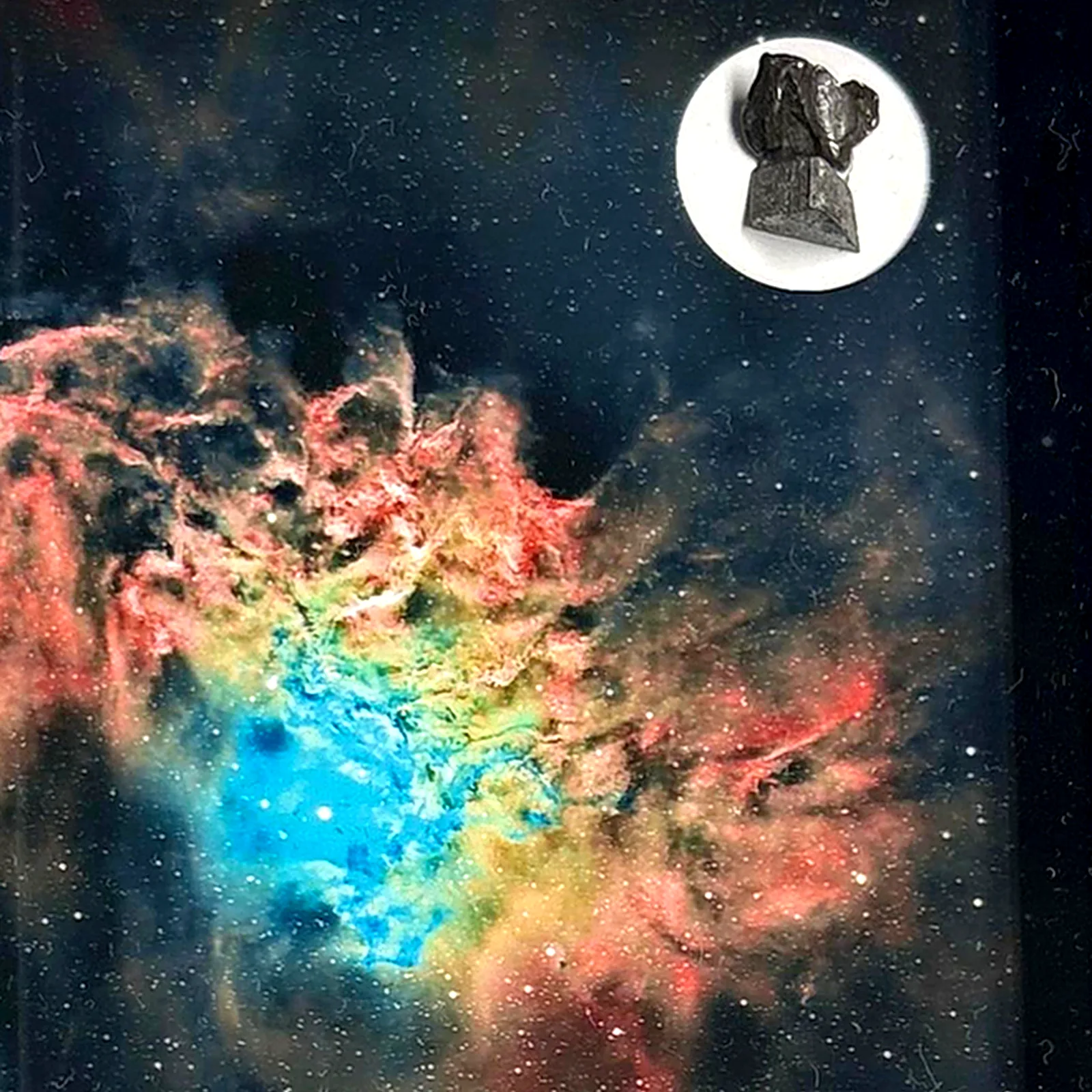 Tableau nébuleuse colorée – IC 405, météorites Aletai et Campo del Cielo – gros plan sur la météorite