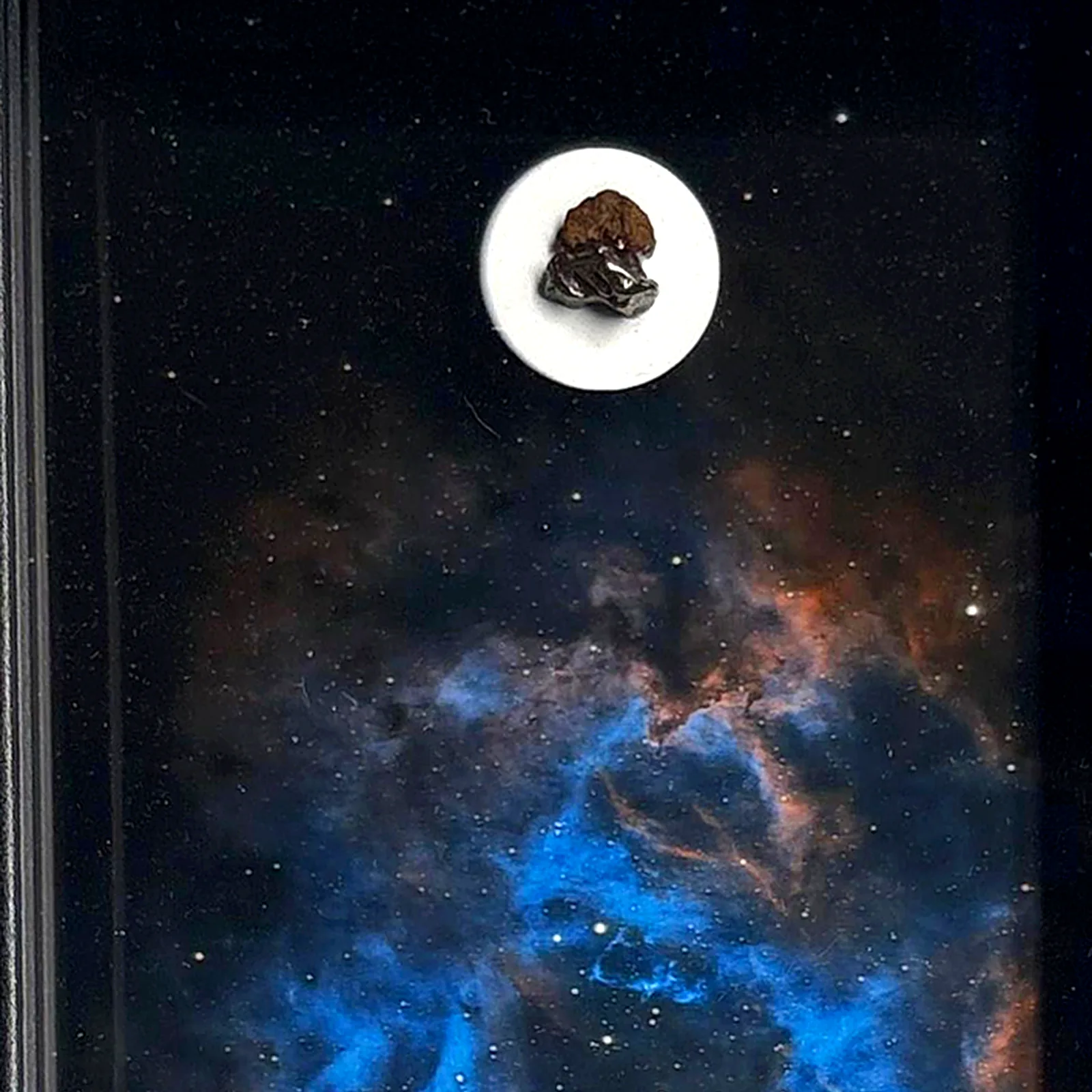 Tableau nébuleuse de la Rosette avec météorites Campo del Cielo et NWA 14093 – cadre profondeur – gros plan sur la météorite