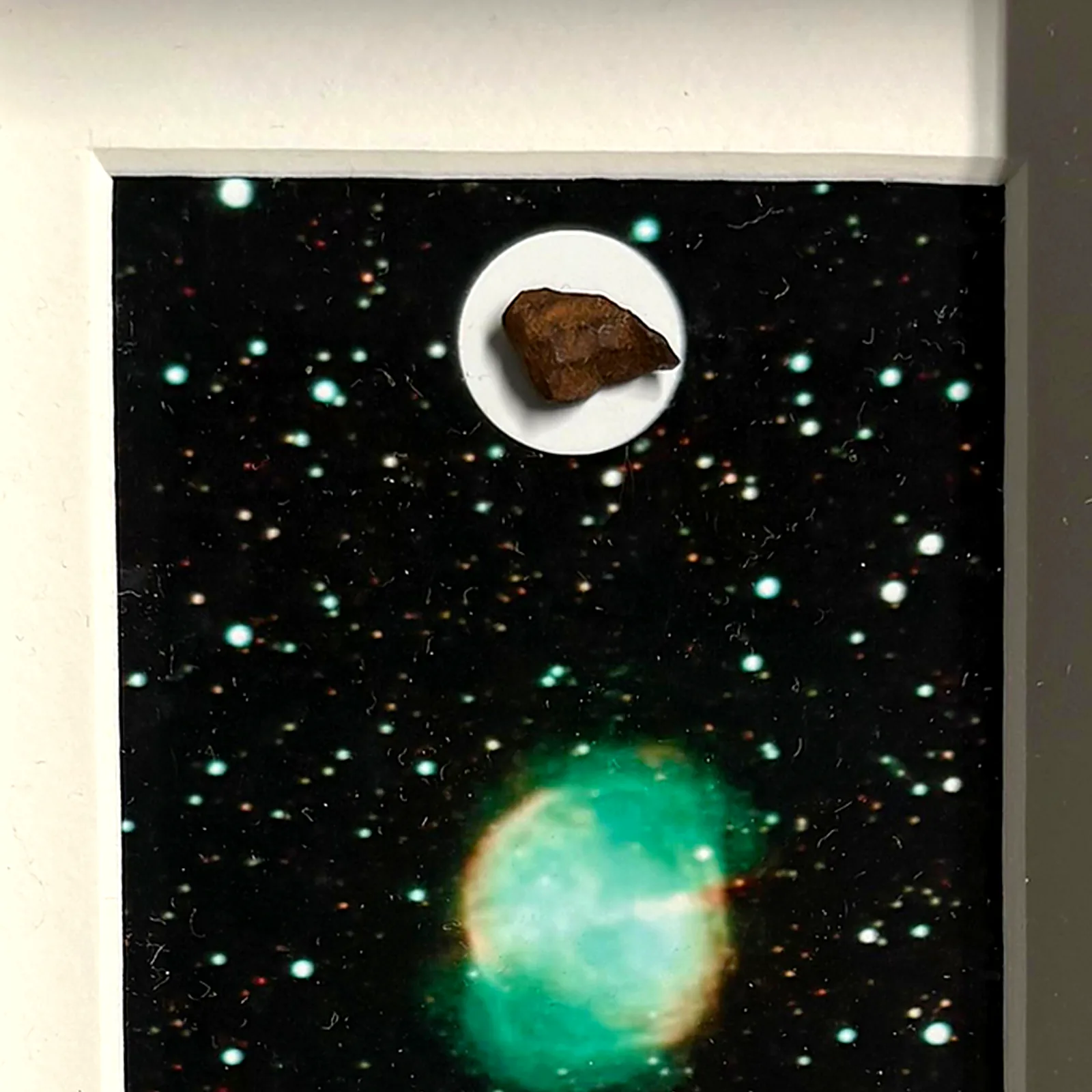 Tableau nébuleuse planétaire avec météorite Gebel Kamil – cadre noir et passe-partout – gros plan sur la météorite
