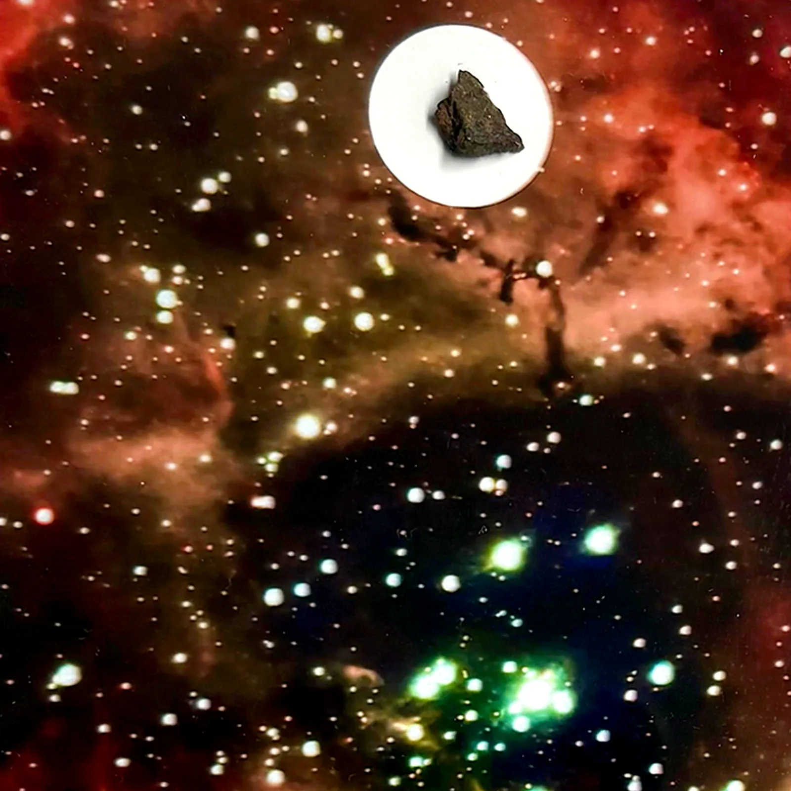 Tableau nébuleuse rose – nébuleuse de la Rosette, météorite NWA XXX – gros plan sur la météorite