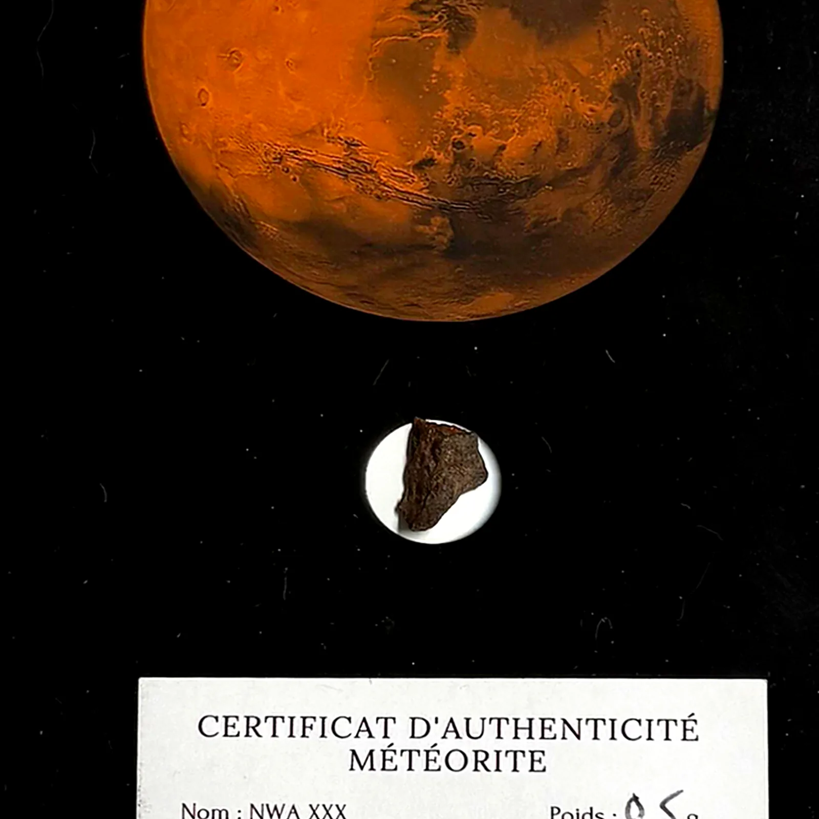 Tableau planète Mars avec météorite NWA XXX – cadre blanc – gros plan sur la météorite