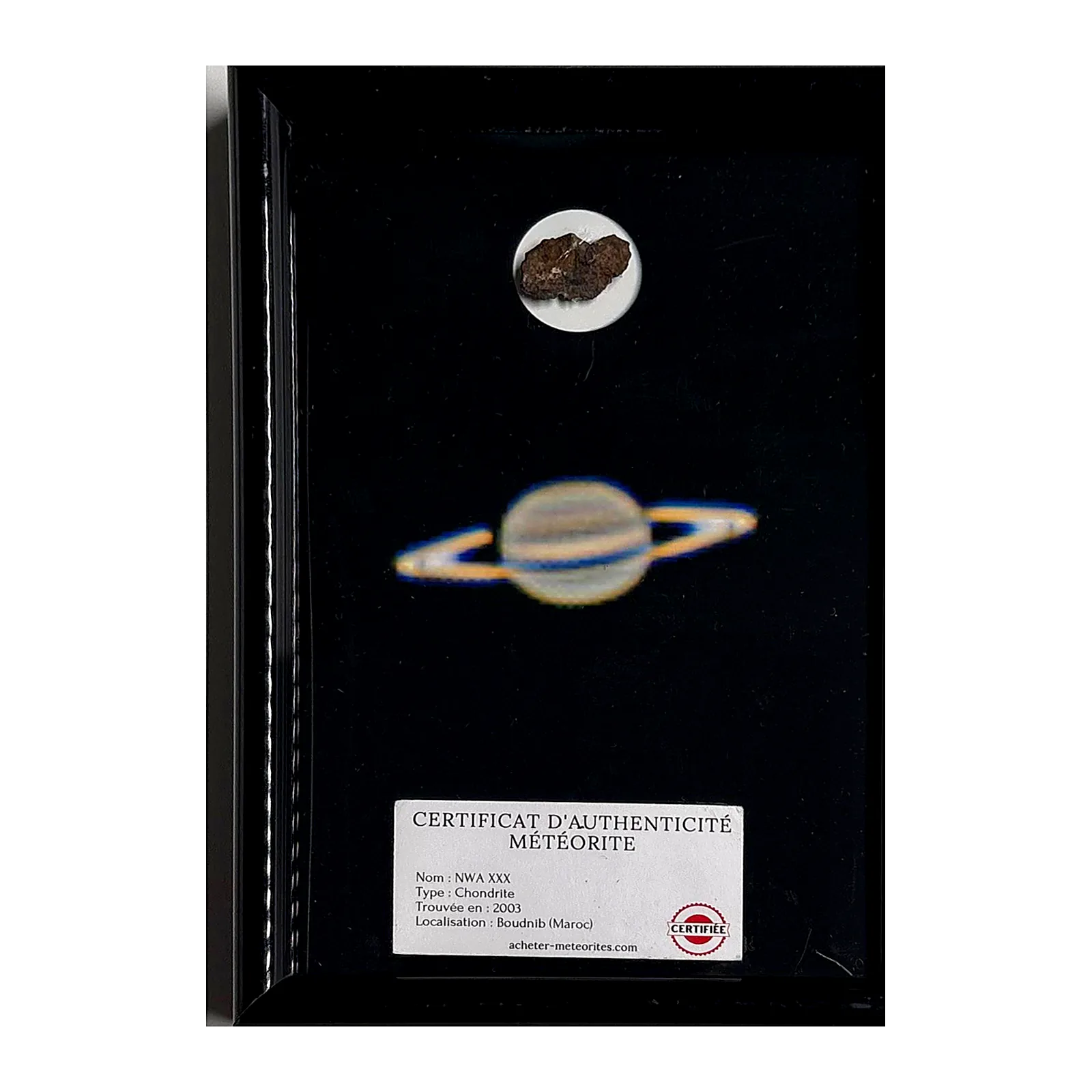 Tableau Saturne avec météorite NWA XXX – cadre noir – vue de face sur fond blanc