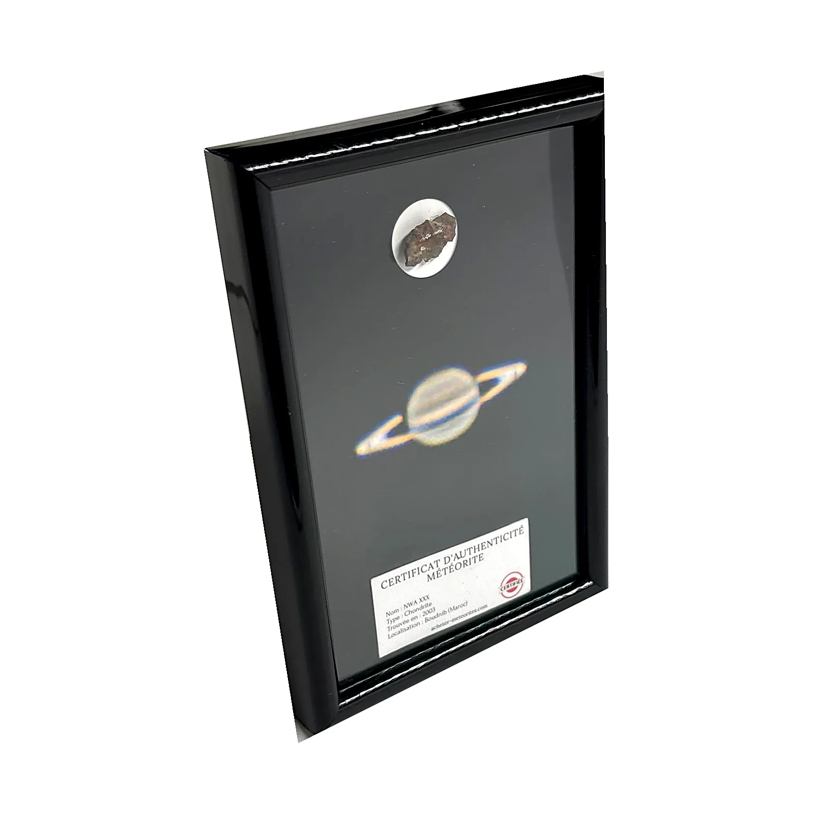 Tableau Saturne avec météorite NWA XXX – cadre noir – vue de biais