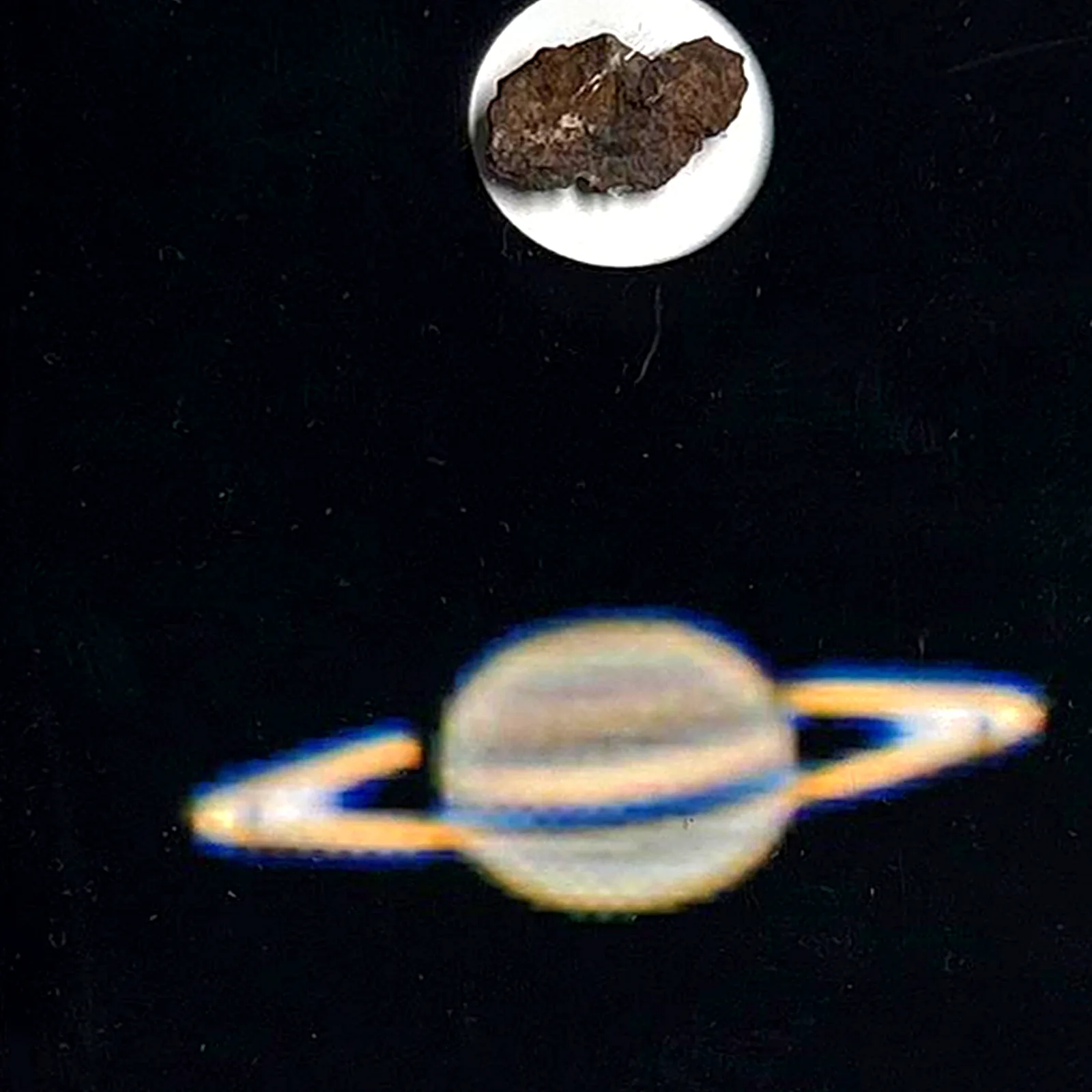 Tableau Saturne avec météorite NWA XXX – cadre noir – gros plan sur la météorite