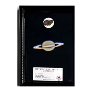 Tableau Saturne avec météorite NWA XXX – cadre noir