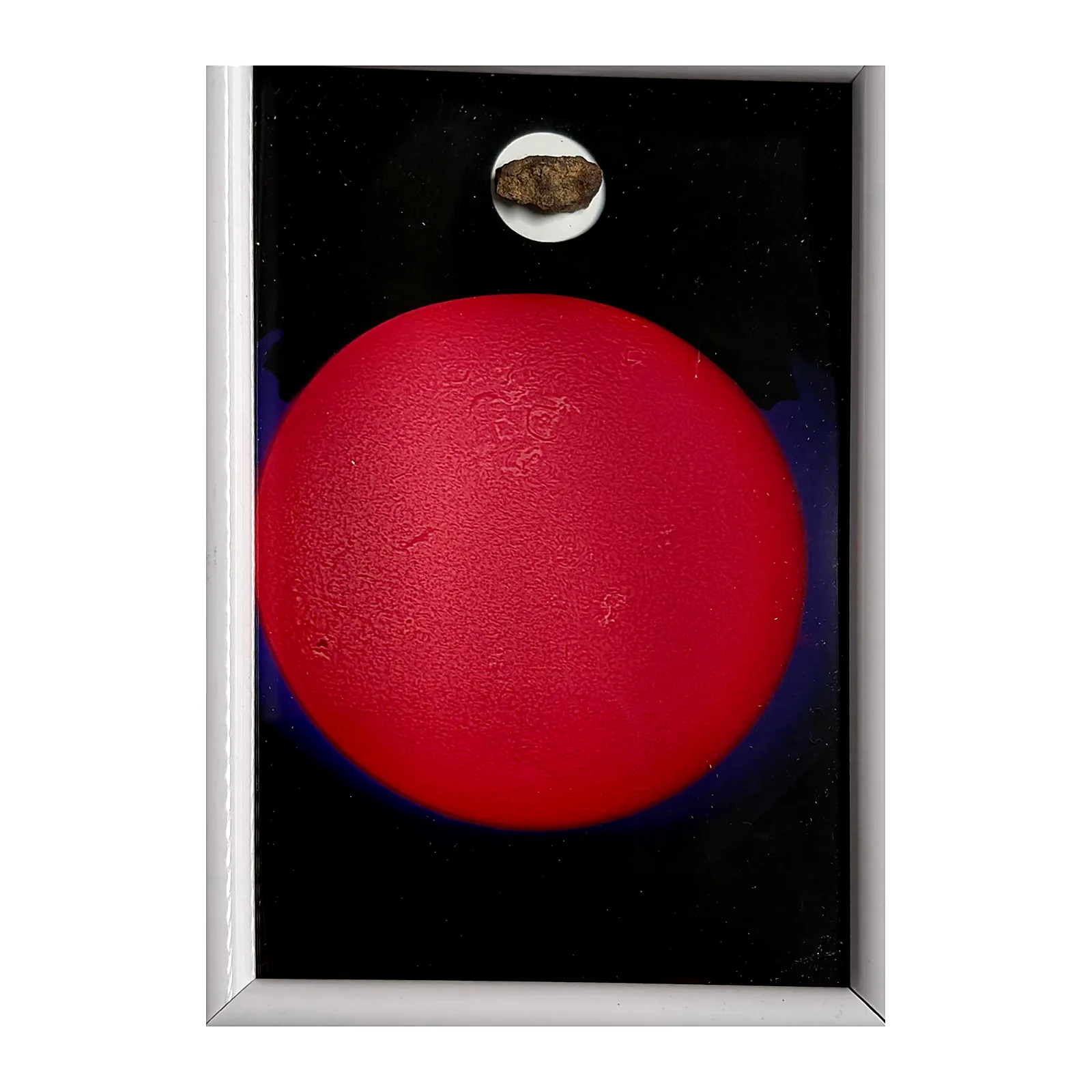 Tableau Soleil avec météorite NWA XXX – cadre blanc – vue de face sur fond blanc
