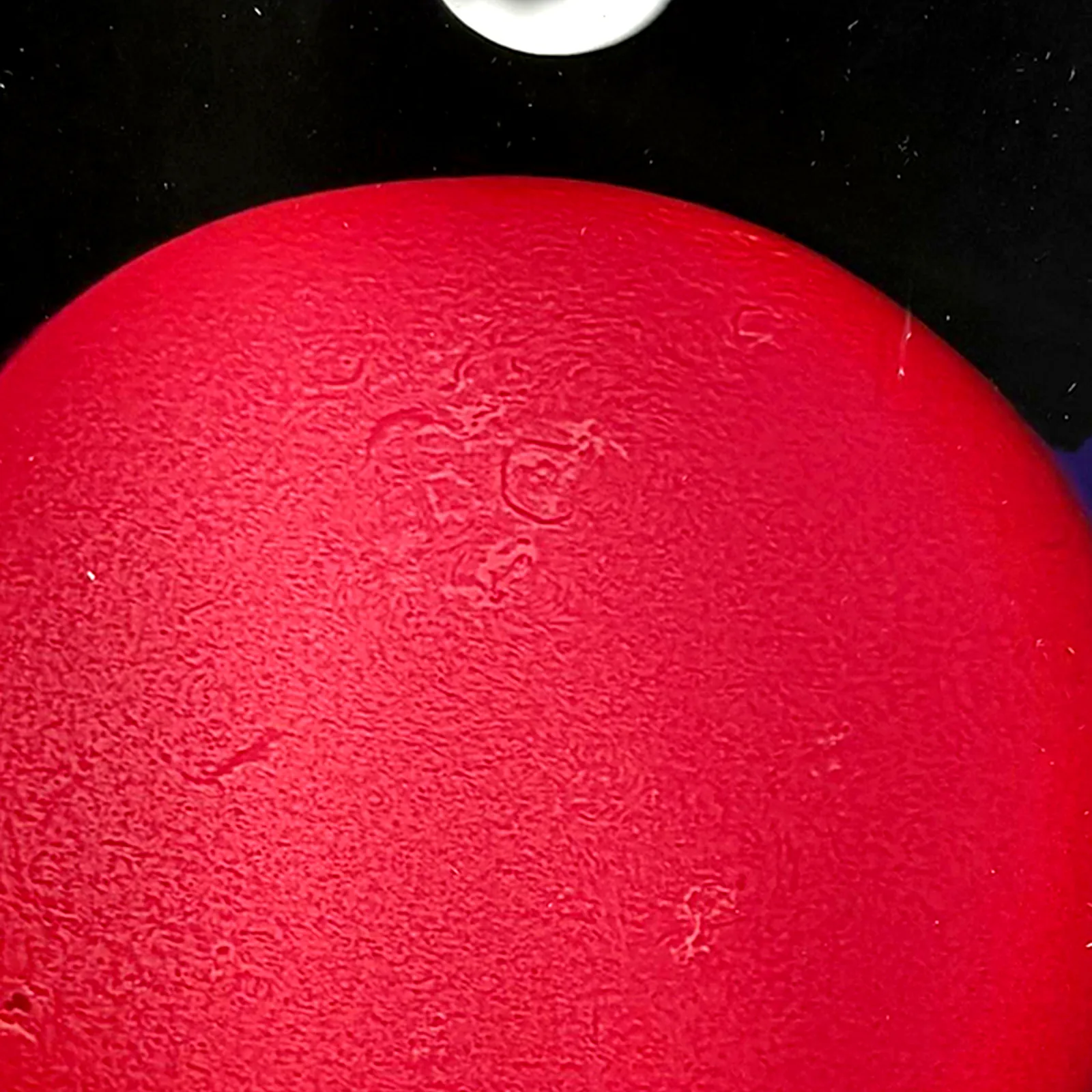 Tableau Soleil avec météorite NWA XXX – cadre blanc – gros plan sur la météorite