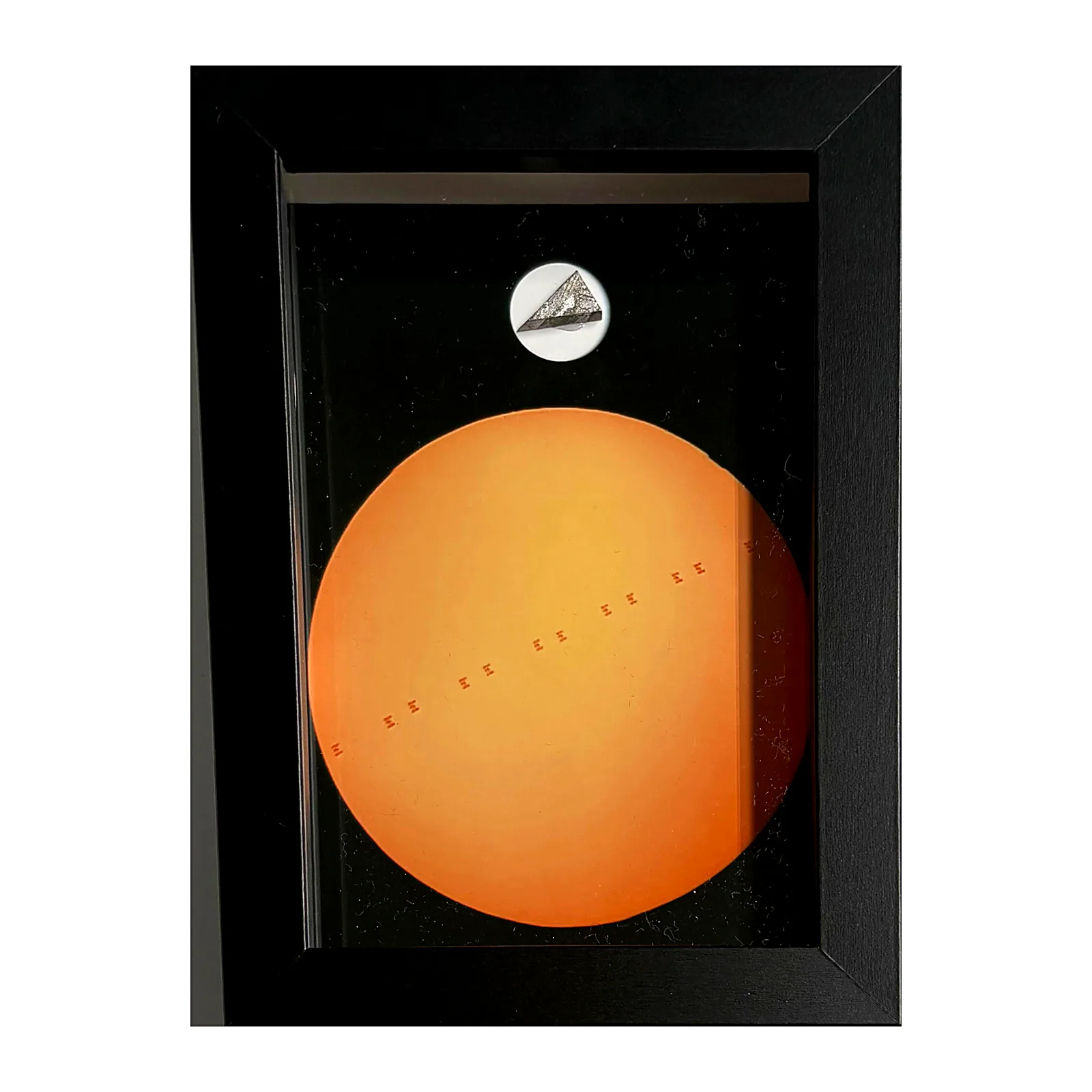 Tableau Station spatiale avec météorite Aletai – cadre profondeur – vue de face sur fond blanc