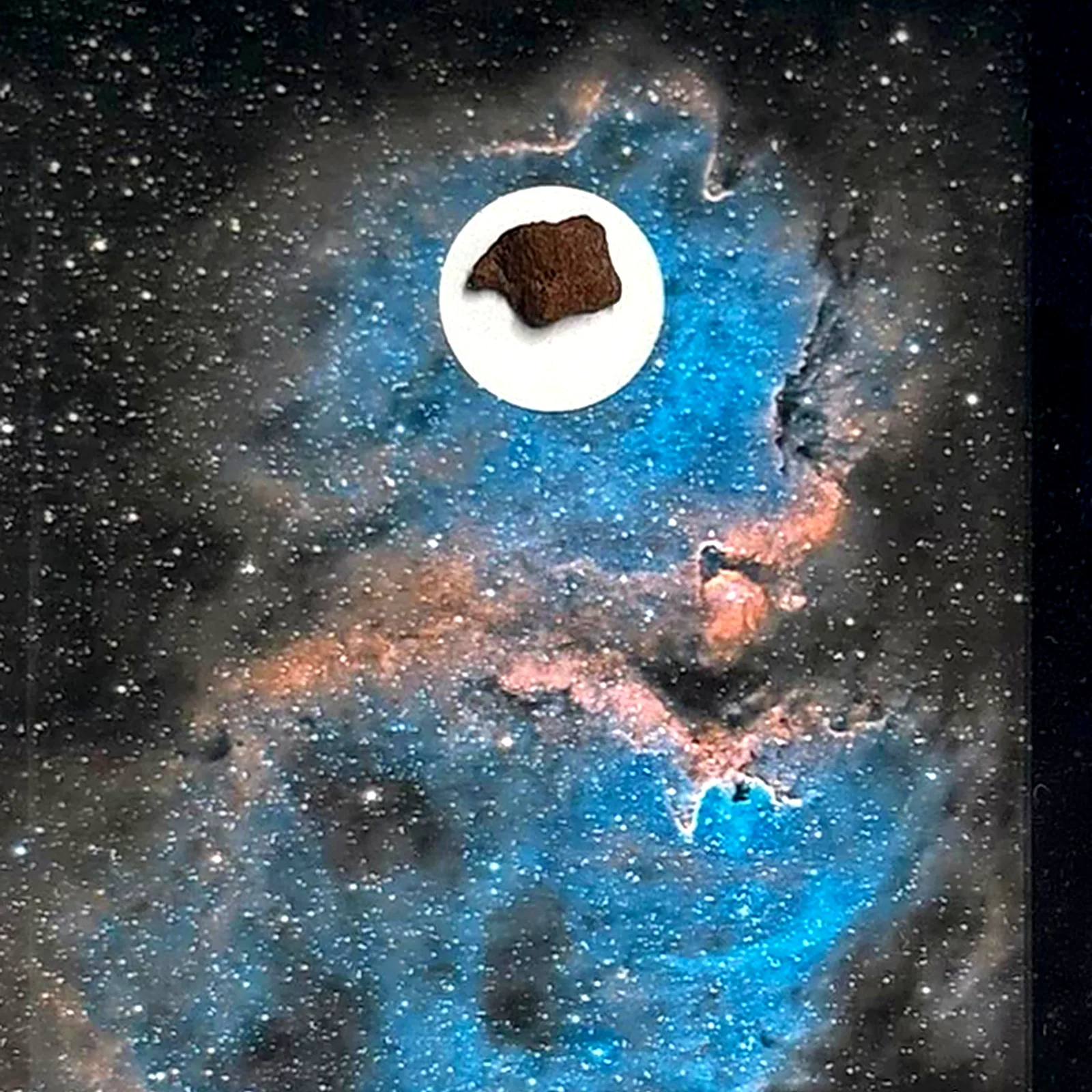 Tableau univers – nébuleuse de l'Âme, météorite Gebel Kamil – gros plan sur la météorite
